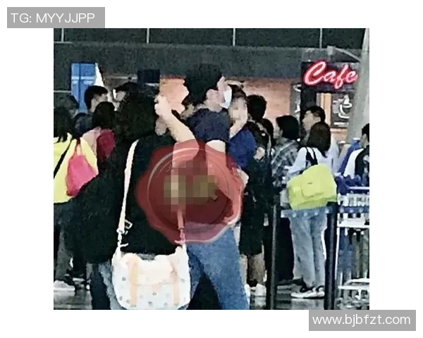 足球巨星携萌娃亮相引热议 父爱满满温馨时刻曝光